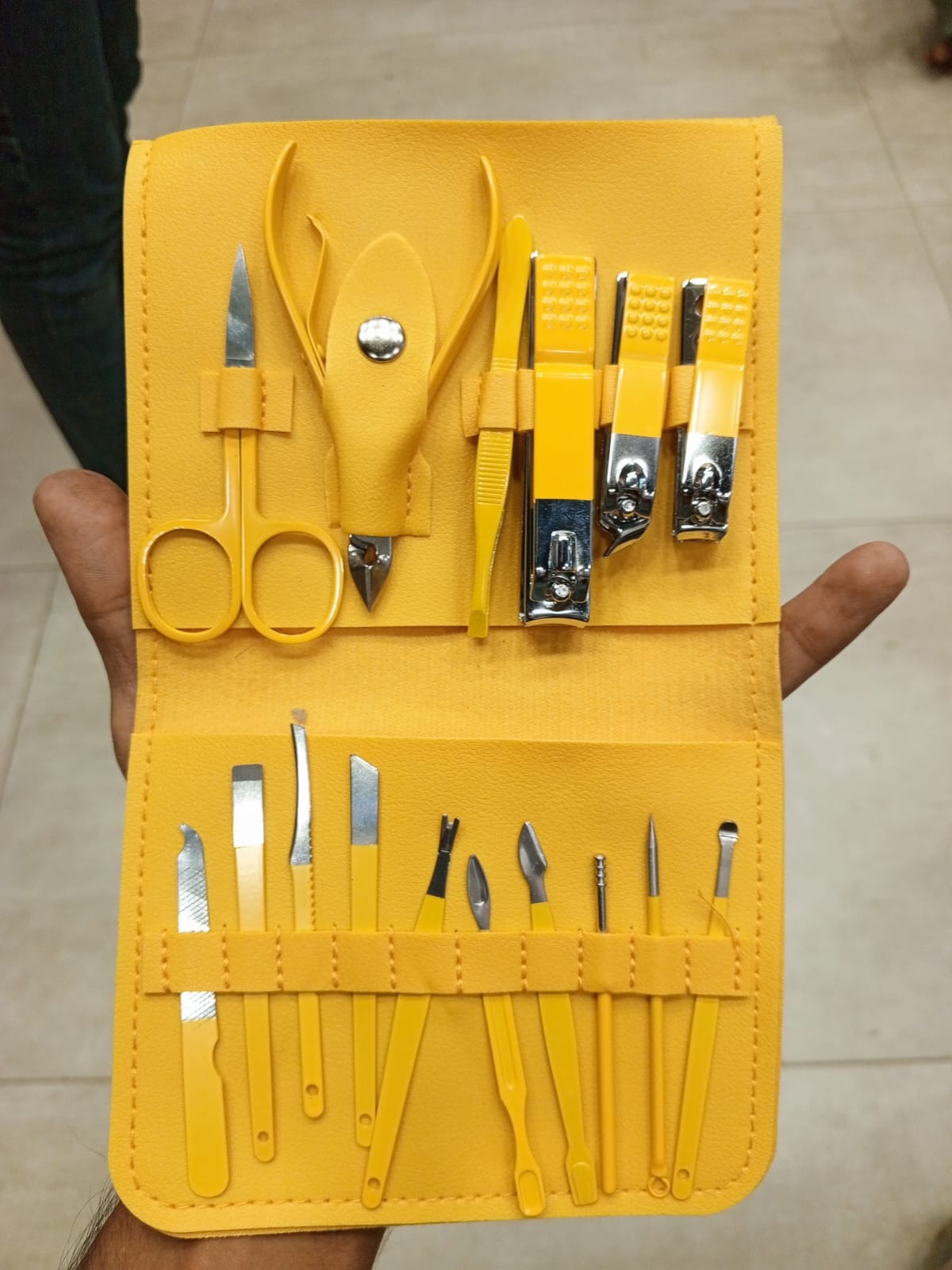 16pcs Professional Manicure & Pedicure Set – Nail Clippers, Cuticle Nippers & Grooming Tools with Travel Case (Random color)